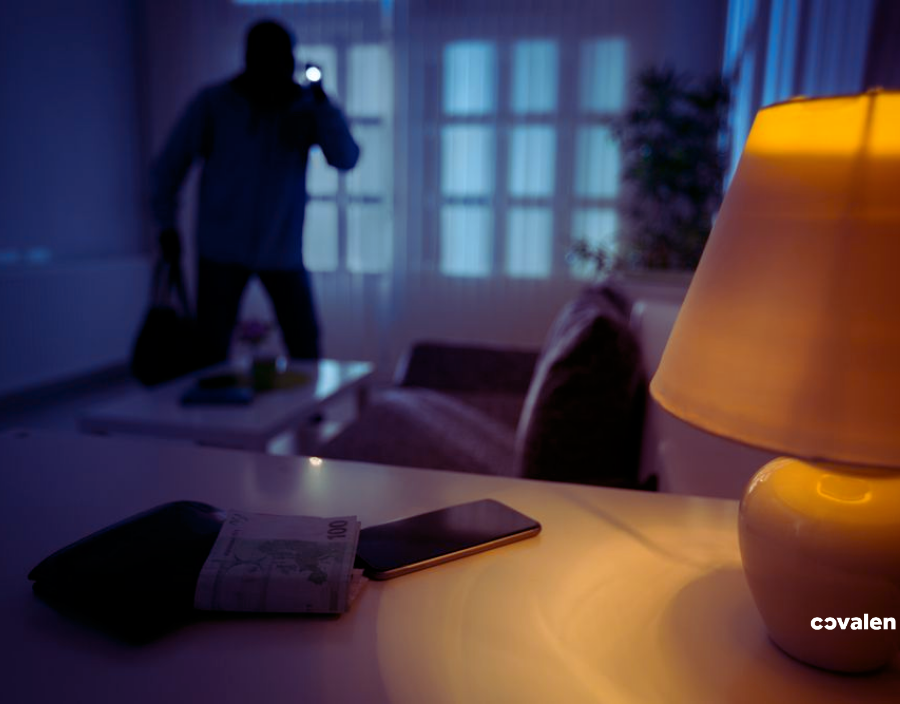 Cambrioleur entrant dans une maison le soir