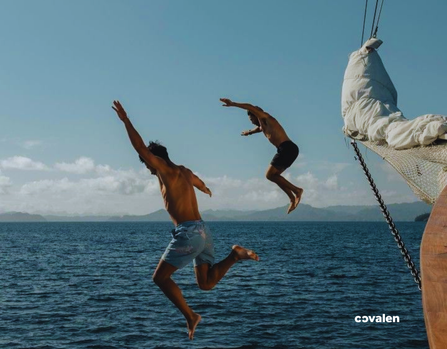 Homme sautant dun bateau en vacances